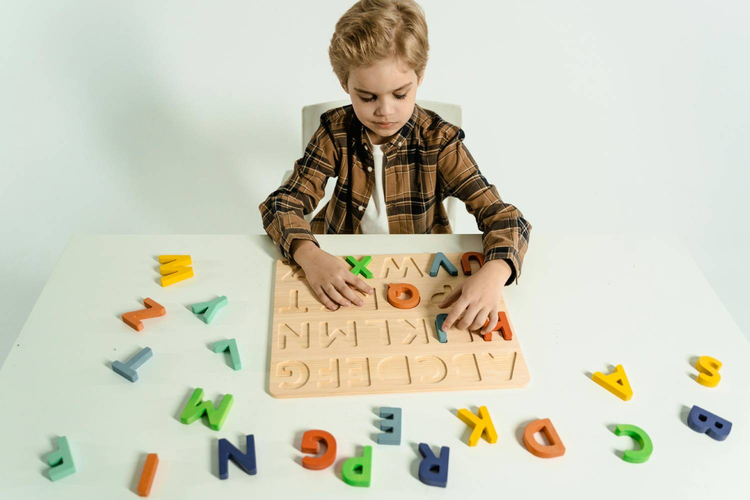 Razvojni put kroz igru: Najbolje edukativne igračke za bebu iz meseca u mesec (Prva godina)